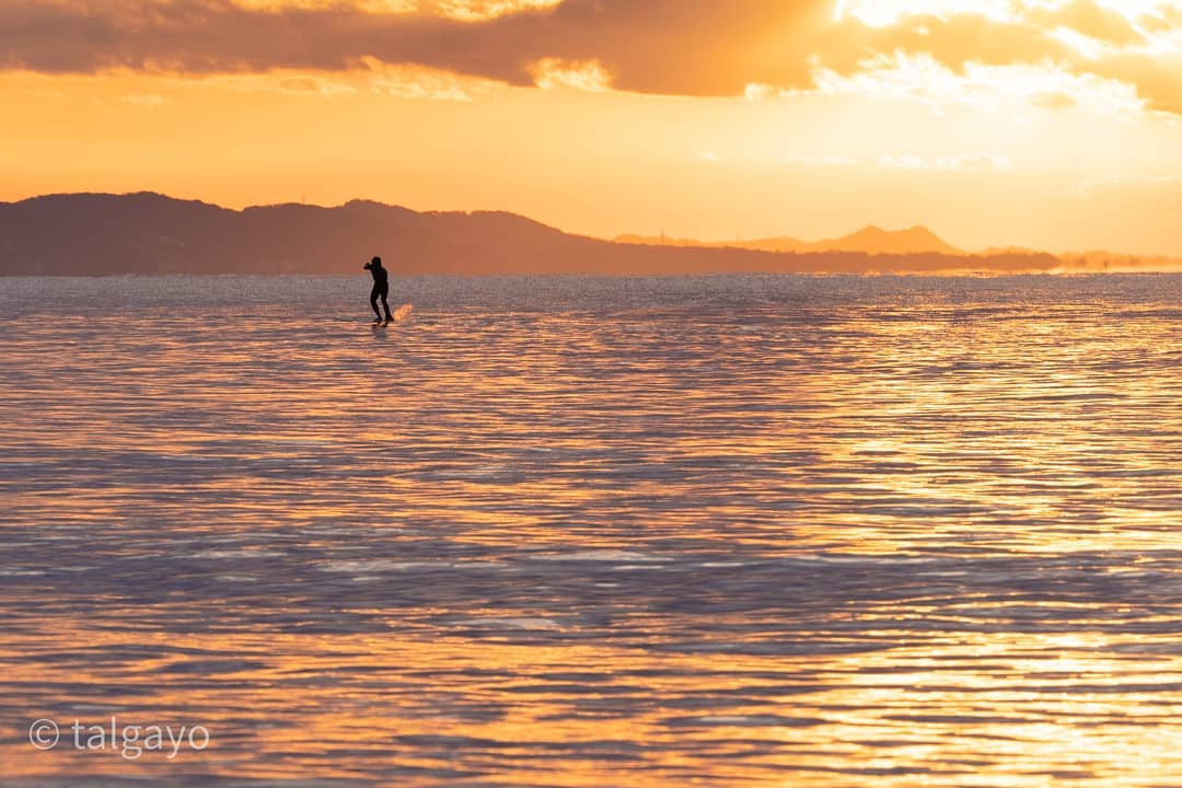 2020.12.27 穏やかな海　大瀧詠一聞きながらアップロード😀#SeaisFun #江ノ島 #烏帽子岩 #釣り #fishing #湘南 #茅ヶ崎 #海 #sea #seashore #beach #shonan #chigasaki #cozy #hygge #japan #japanese #ig_japan #instagramjapan #lovers_nippon #surf #surfing #morning #sunrise #goodmorning #landscape #photography #サーフィン #波